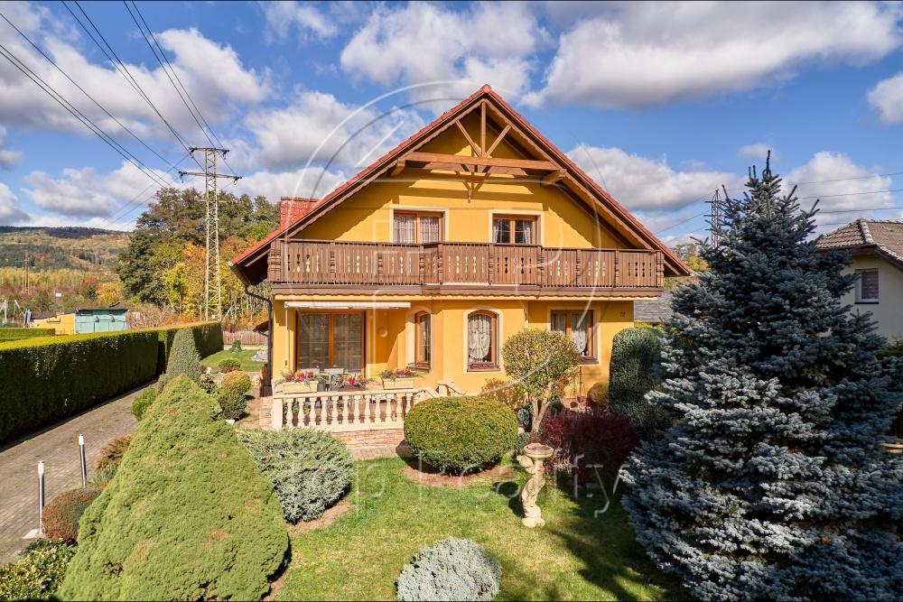 Rodinný dům s bazénem a zahradou, Kfely u Ostrova